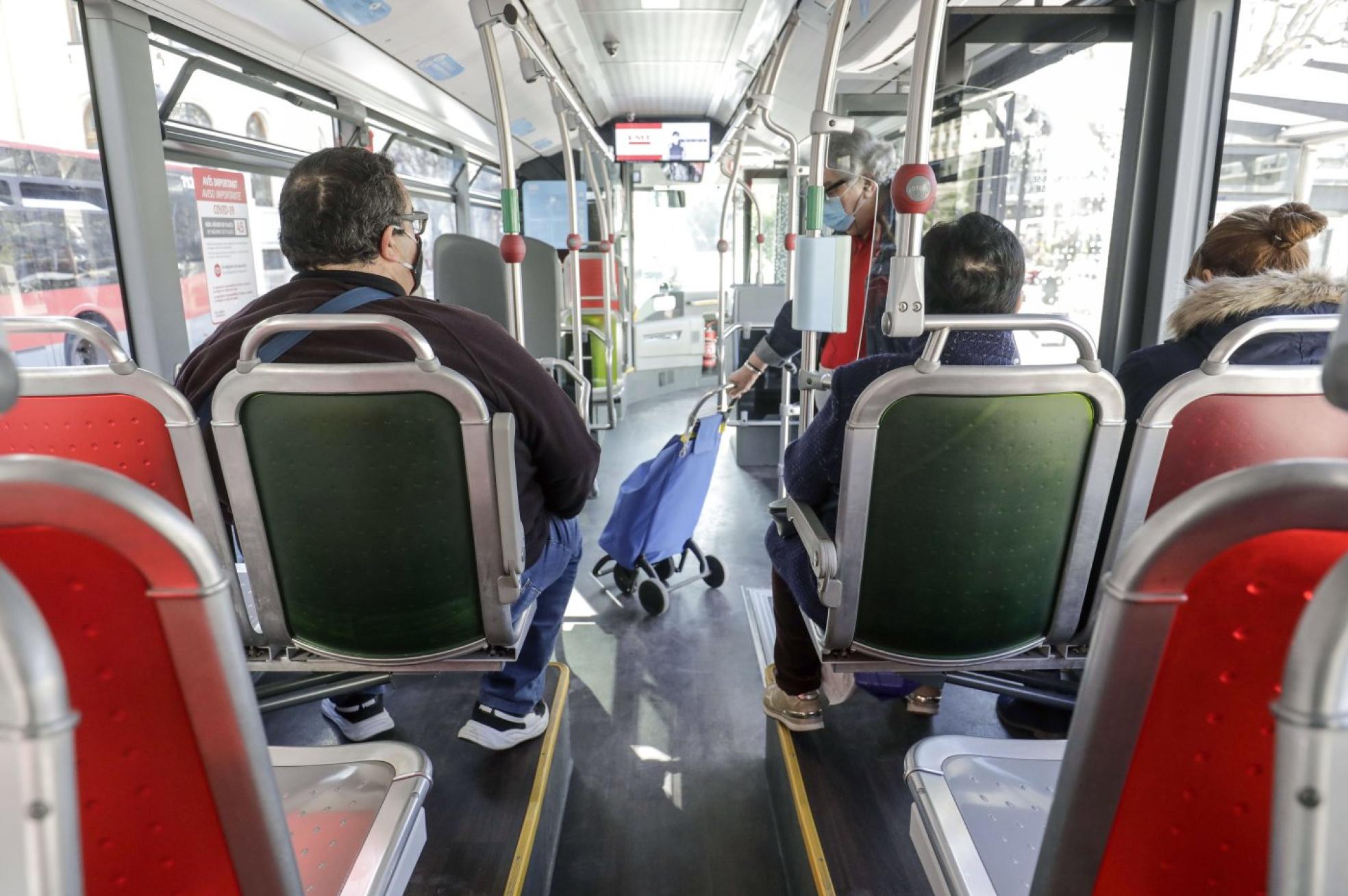 Pocos pasajeros. Un autobús de la EMT medio vacío circula por las calles de Valencia. irene marsilla