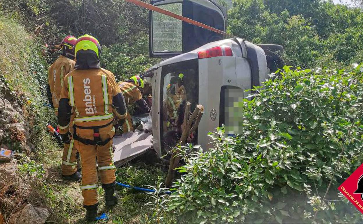 Los bomberos han liberado al conductor antes de ser evacuado al hospital. 