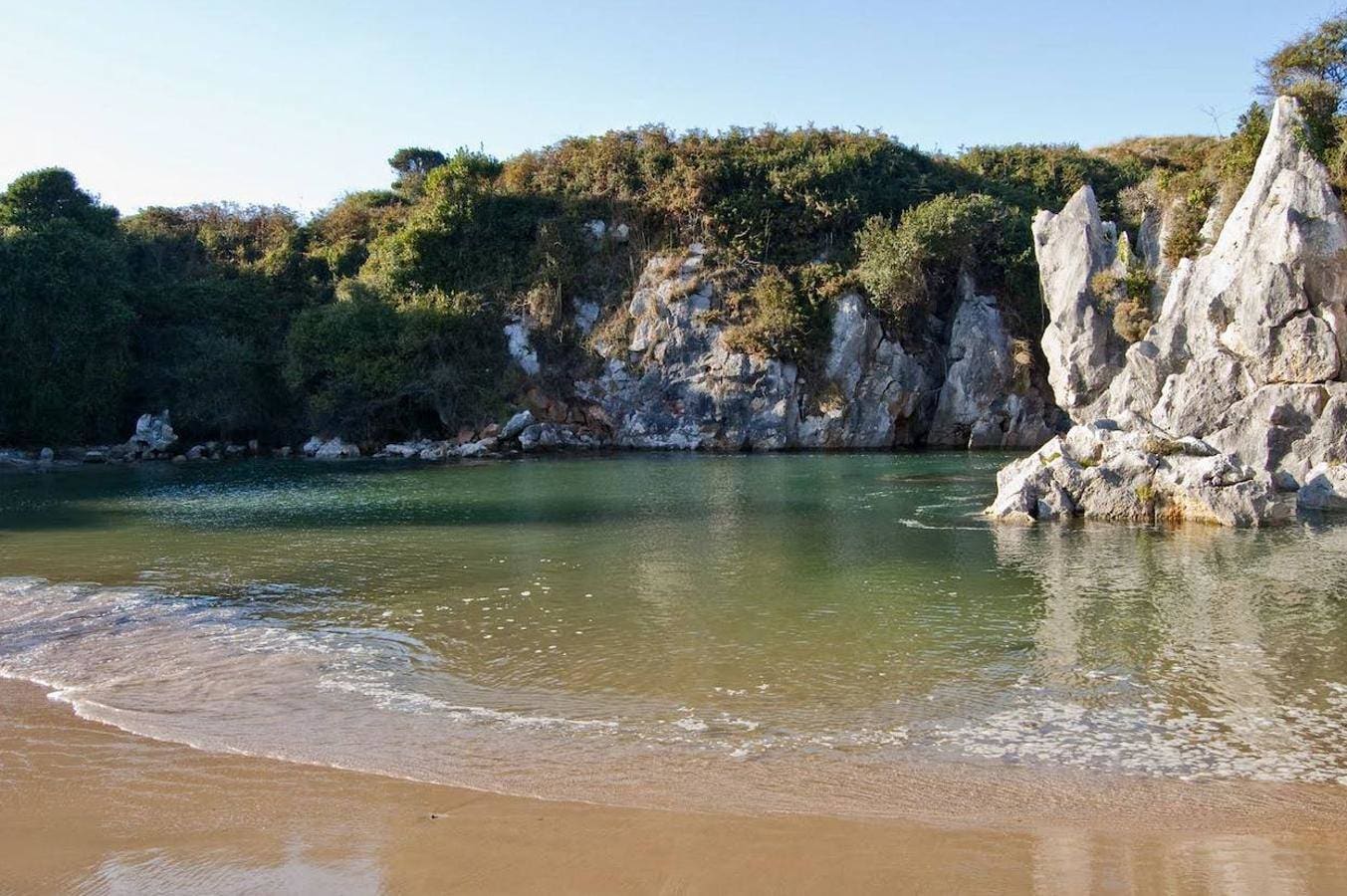 8.- Gulpiyuri (Asturias) | Playa pequeña pero con una belleza de enormes proporciones. Cuenta con sólo cinco metros de longitud y ha sido declarada como monumento natural. Tiene la ventaja de que no se puede acceder a ella en coche, lo que hace que no se produzcan aglomeraciones. Tiene la peculiaridad de que el agua llega a través de un túnel entre las rocas, por lo que la profundidad de su agua es más bien escasa.