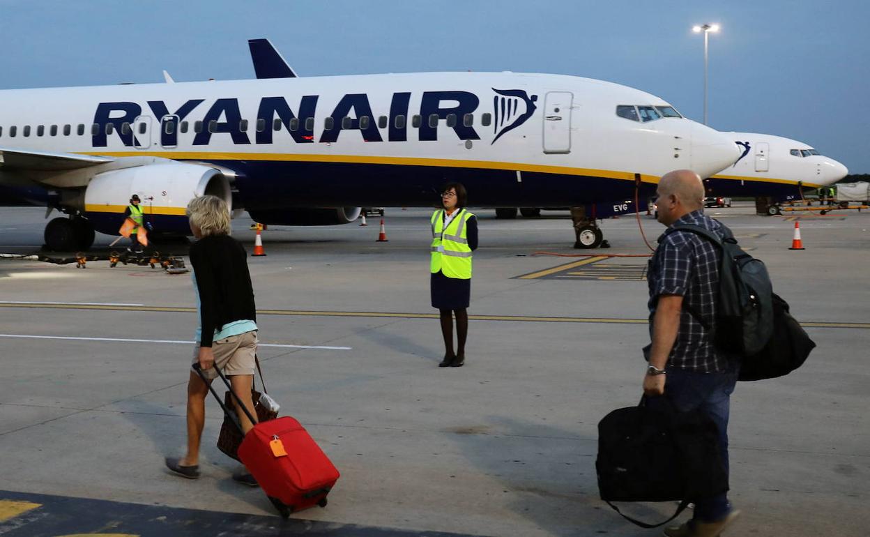 Pasajeros se dirigen a un avión de Ryanair. 