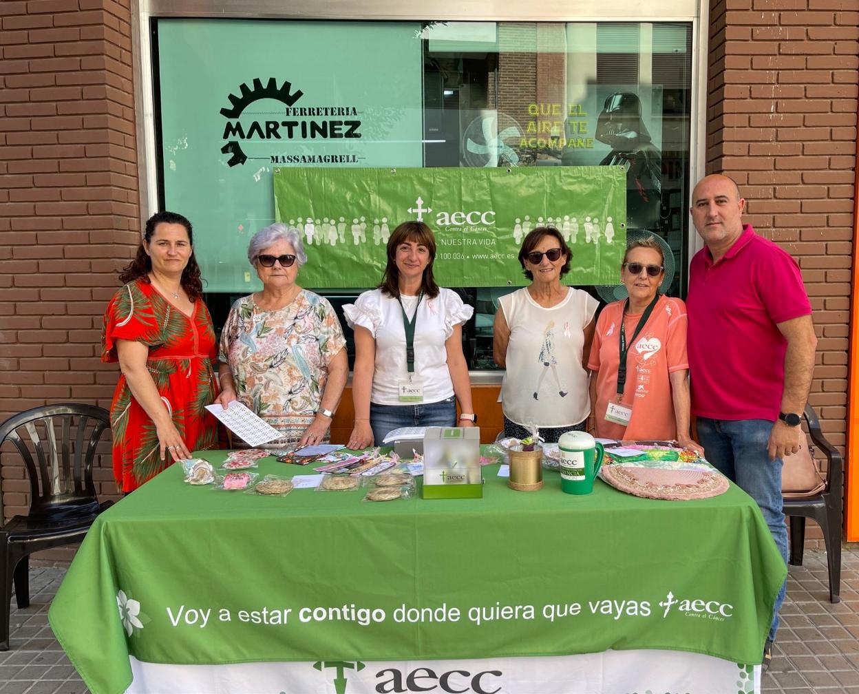 El alcalde, Paco Gómez, en la mesa petitoria con las voluntarias. LP