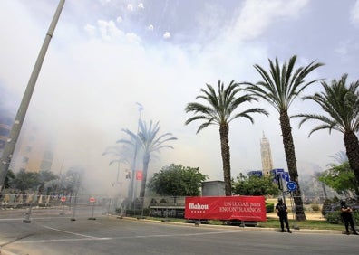 Imagen secundaria 1 - Imágenes de la mascletà de este lunes en la Plaza de los Luceros de Alicante. 