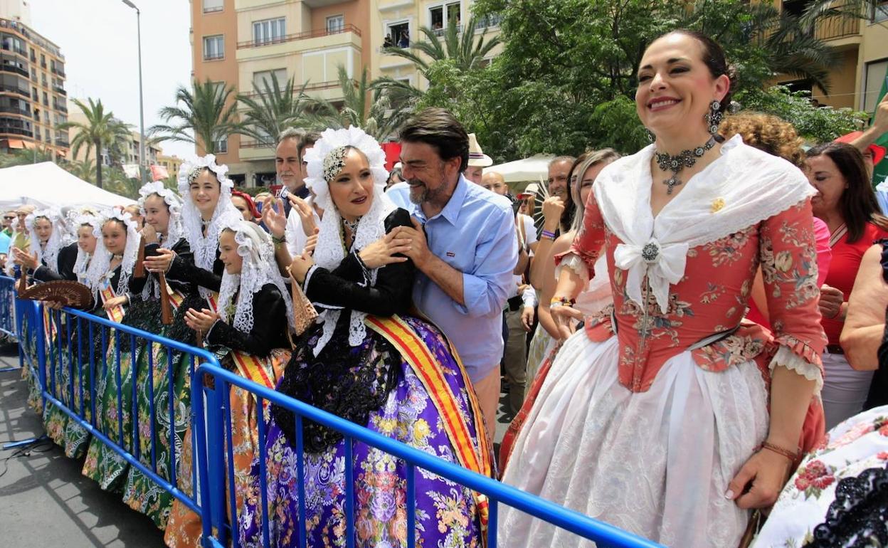 El alcalde, Luis Barcala, bromea con la Bellea del Foc tras el disparo. 