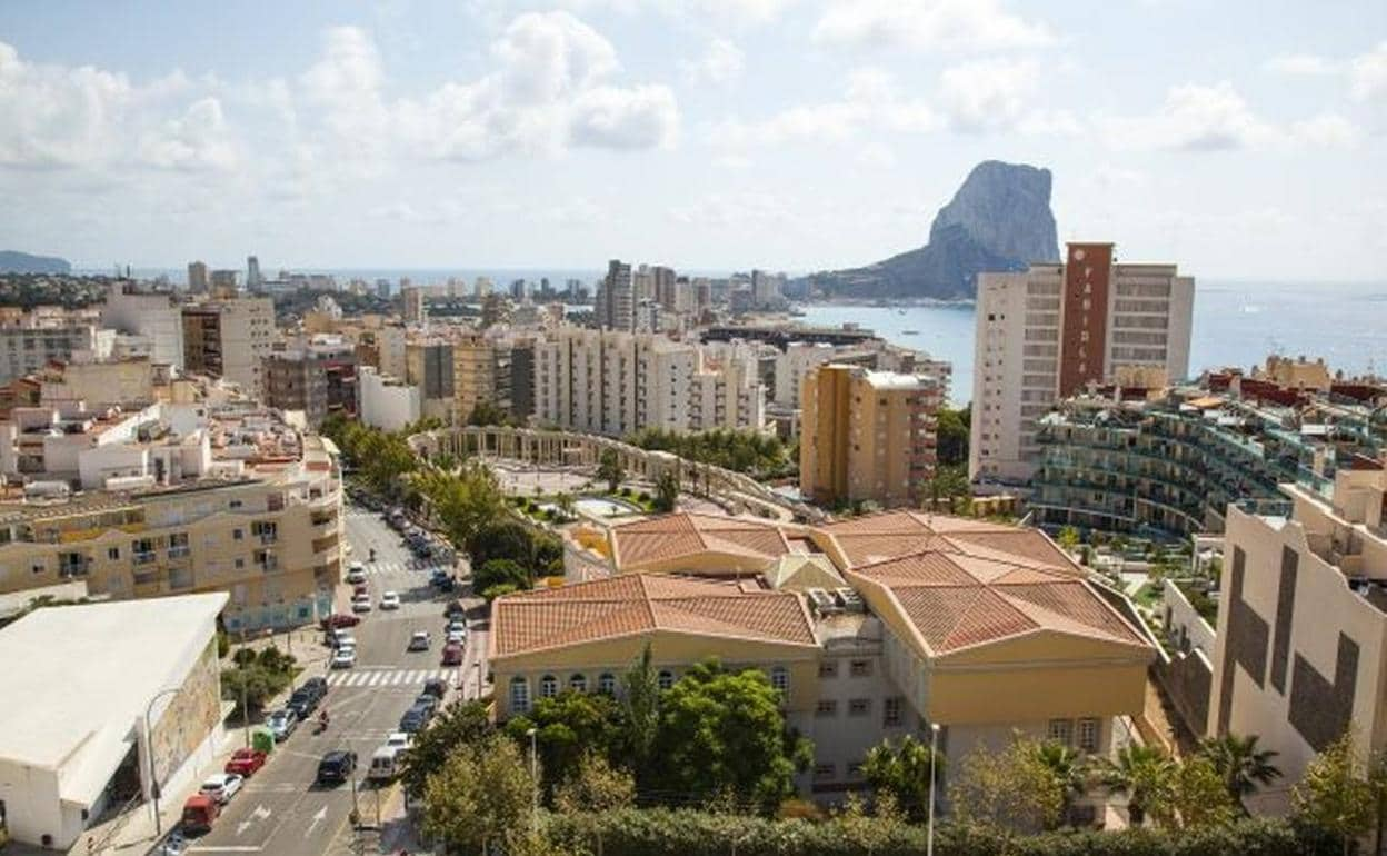 Vista de Calp, con la plaza Mayor en el centro y el peñón al fondo. 