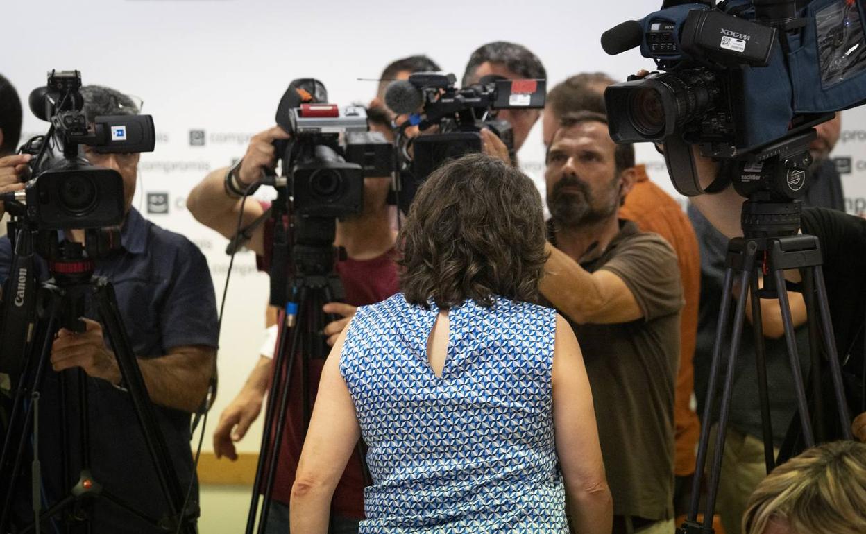 Mónica Oltra, tras anunciar su marcha en la sede de Compromís.