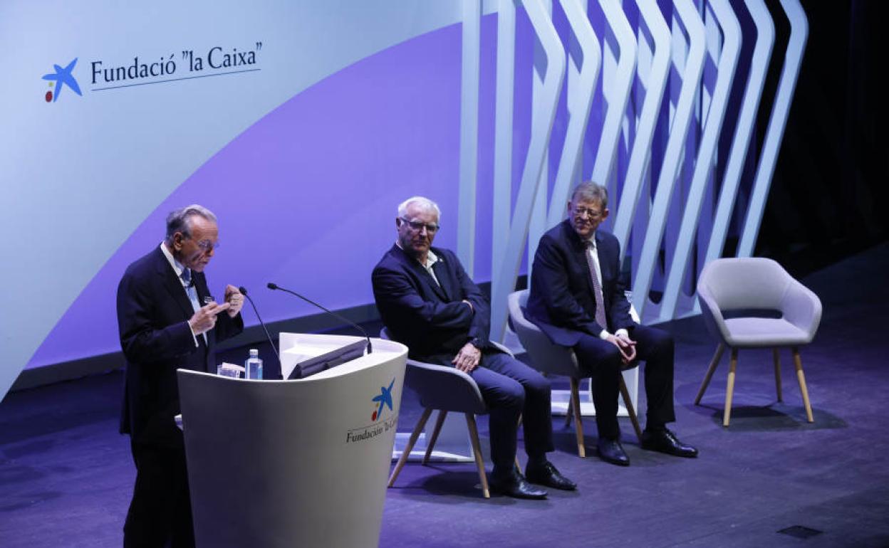 Isidre Fainé, ante Joan Ribó y Ximo Puig en el nuevo CaixaForum Valencia.