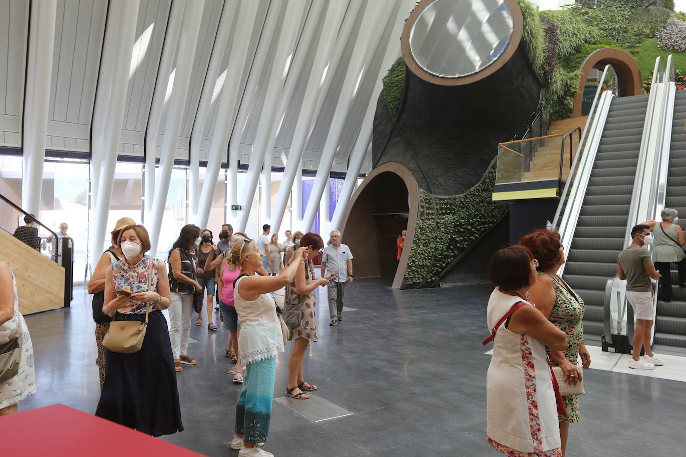 El nuevo centro cultural recibe a los primeros visitantes del remodelado Ágora.