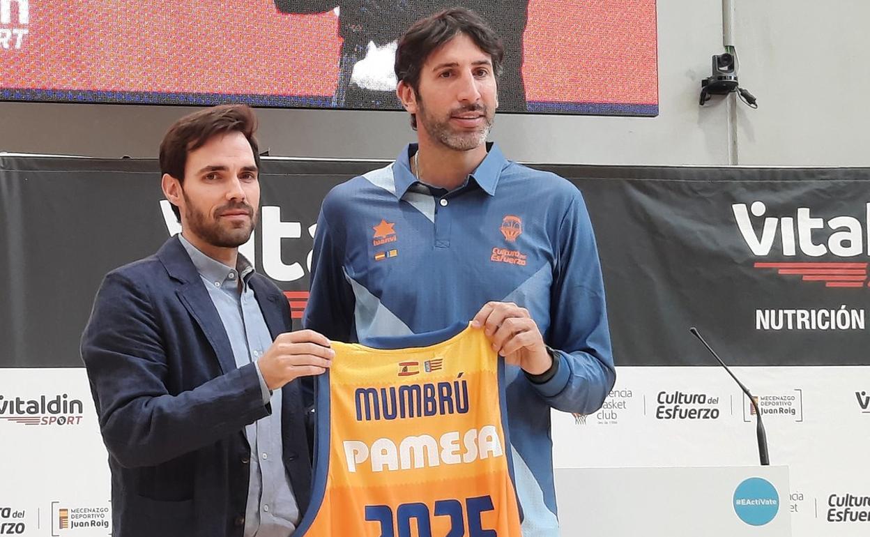 Álex Mumbrú, durante su presentación en l'Alquería