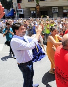 Imagen secundaria 2 - Imágenes de la mascletà de este miércoles en la Plaza de los Luceros. 