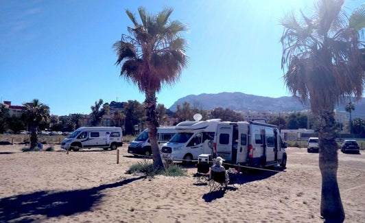 Autocaravanas en el parking de un restaurante junto a la playa de les Albaranes. 