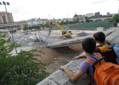 Imagen secundaria 1 - La pasarela del pont de Fusta antes de la última intervención, en 2010. | Derribo del puente en 2011 | Obras del Nou Pont de Fusta, en 2012.