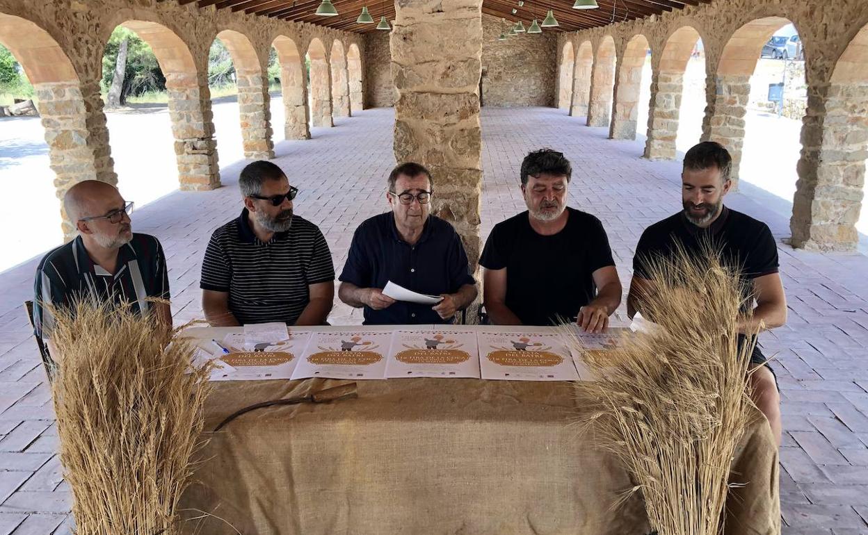 Los participantes en la presentación de la Festa del Batre y la Fira de la Coca Tradicional en el riurau. 