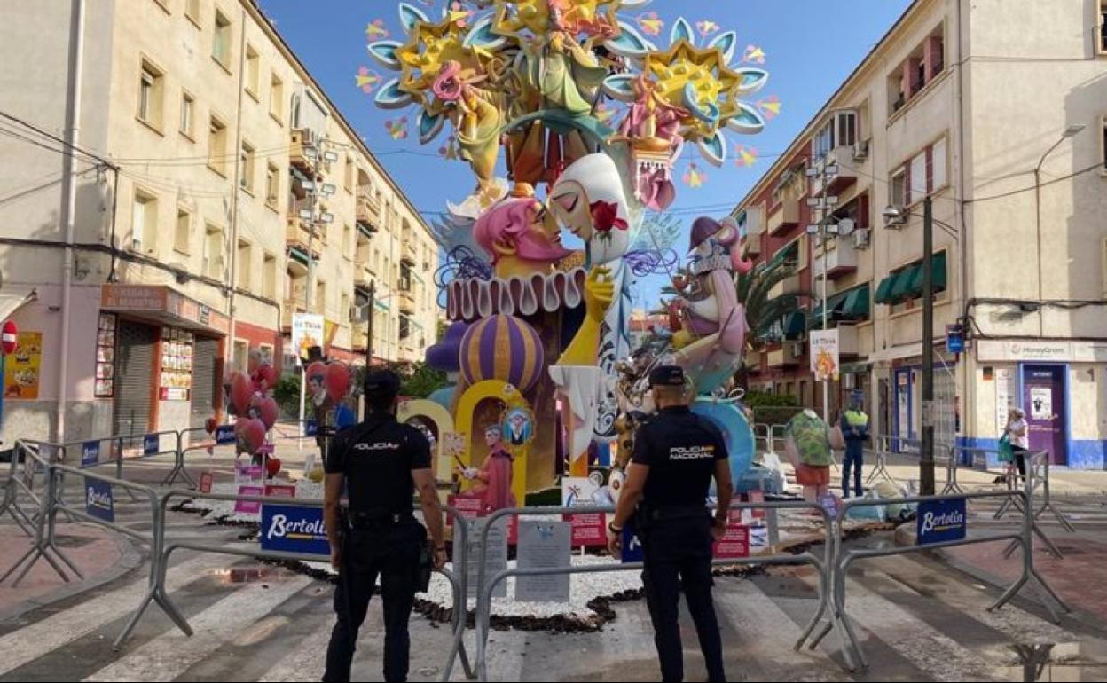 Hogueras 2022 Alicante: vandalismo | Detenida por intentar quemar y causar daños en la foguera Sagrada Familia, de categoría especial