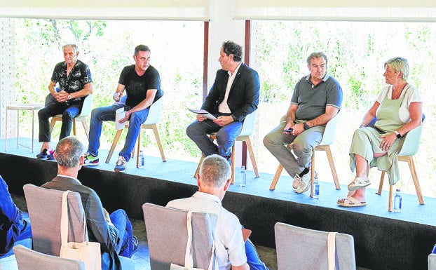 Tradiciones. José Caballer, Jorge Pardo, Arturo Checa, Santos Ruiz y Ana Galera, de izquierda a derecha.