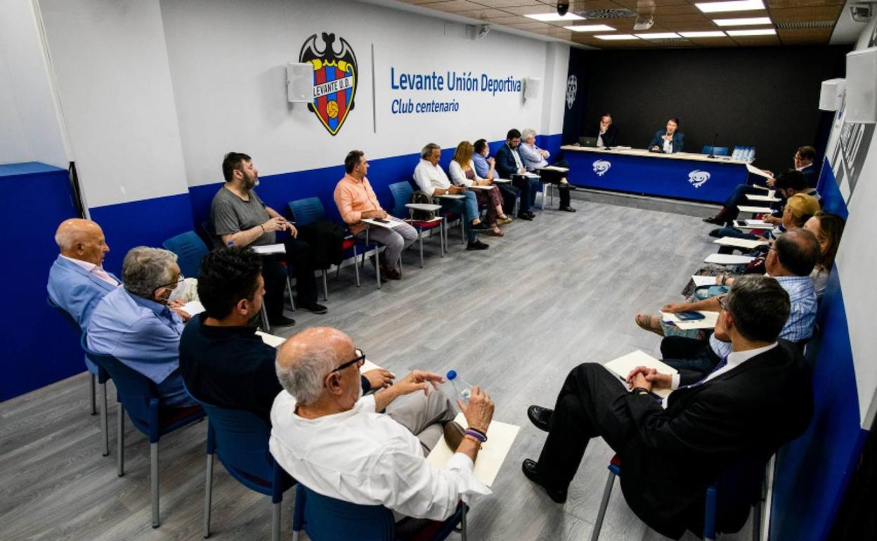 El patronato de la Fundación Cent Anys, durante una reunión reciente.