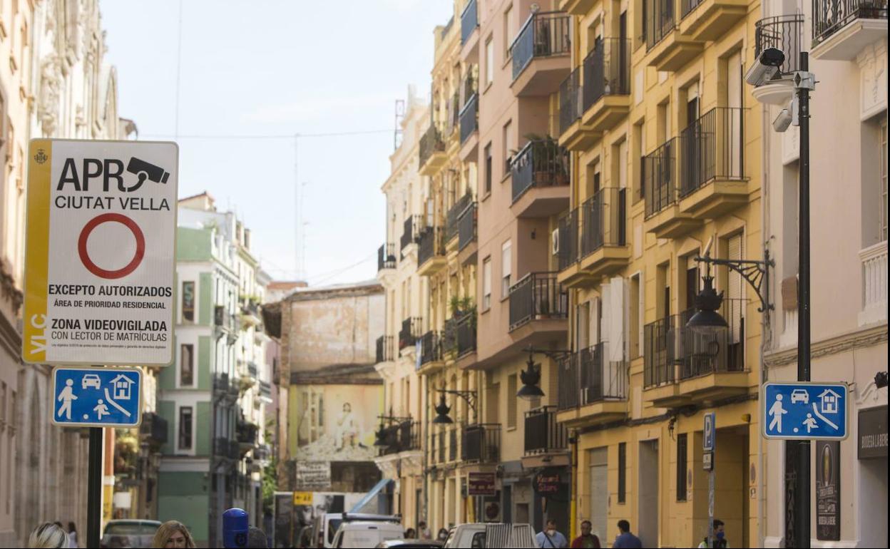 Uno de los paneles informativos en las zonas controladas con cámaras. 