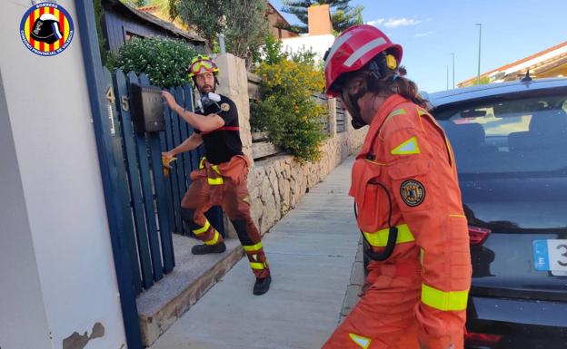 Imagen principal - fuego en Masía de Traver | Un incendio forestal obliga a evacuar a vecinos en Riba-roja de Túria Valencia