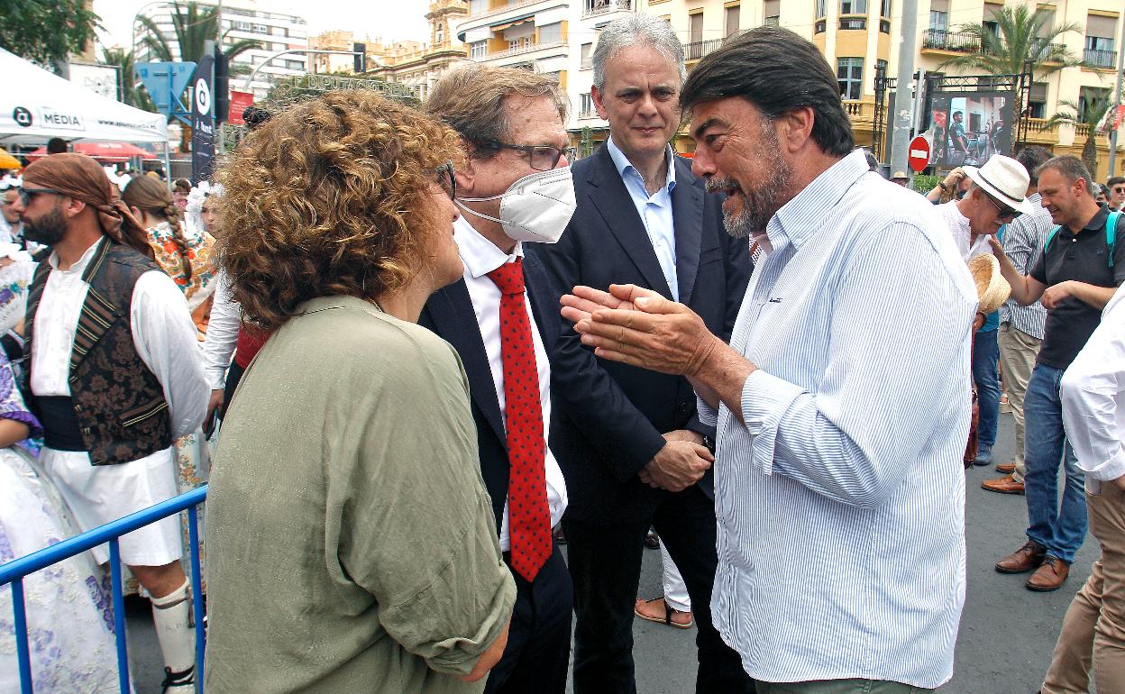 Josefina Bueno, a la izquierda, junto al alcalde de Alicanrte Luis Barcala, el conseller de Sanidad Miguel Mínguez y el vicepresidente segundo Héctor Illueca.