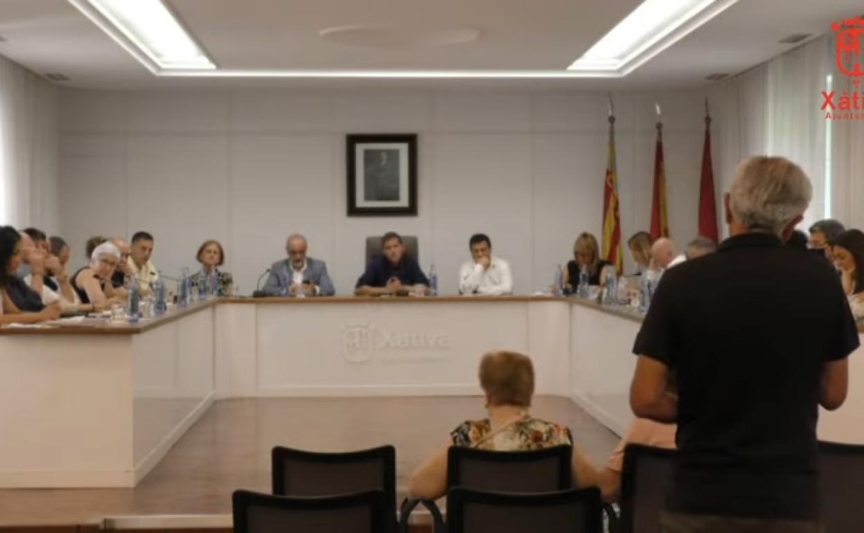 Momento del turno de ruegos y preguntas de los ciudadanos en el pleno municipal de Xàtiva. 