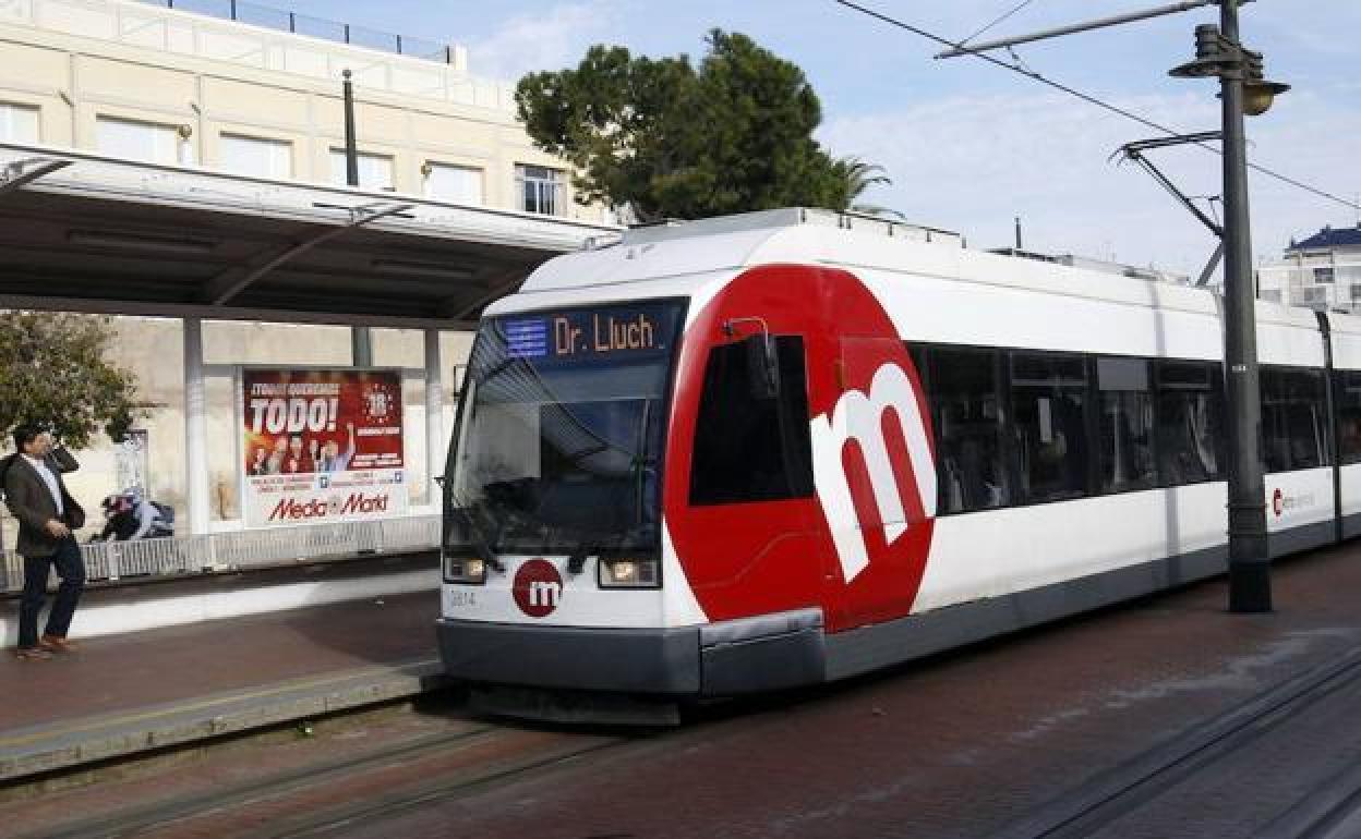 Un convoy del Metrovalencia a su paso por Valencia. 