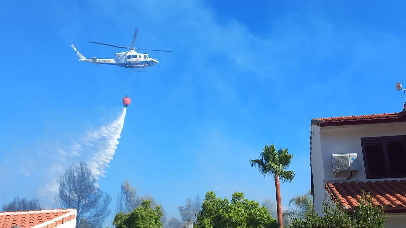 Fotos: Un incendio forestal obliga a evacuar a vecinos en Riba-roja de Túria