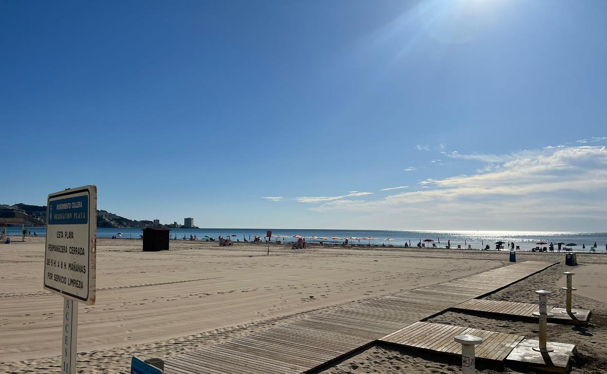 Los arenales de Cullera limpios a primera hora de la mañana de San Juan. 