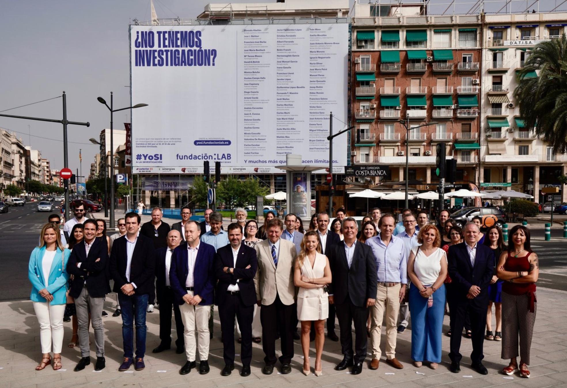 Equipo. Científicos y empresarios durante la inauguración de la lona. lp