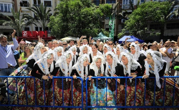 Imagen principal - Las mejores imágenes de la mascletà, la última de estas hogueras. 