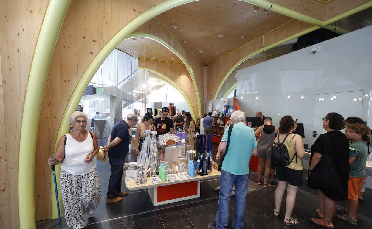 Numerosos visitantes en la tienda de CaixaForum Valencia. 