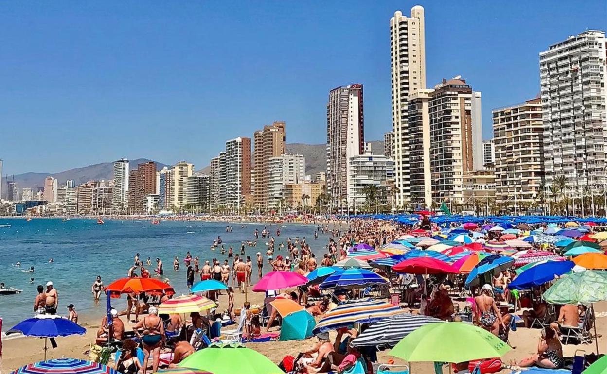 Imagen de una abarrotada playa de Levante