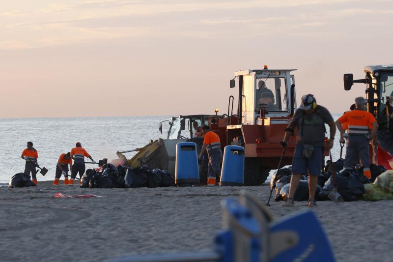 Fotos: Labores de limpieza al amanecer tras el macrobotellón de la noche de San Juan en Valencia