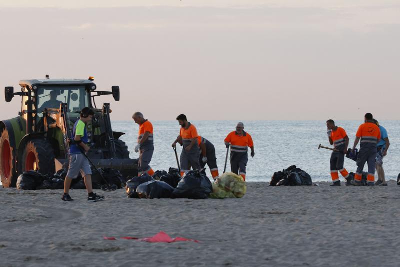 Fotos: Labores de limpieza al amanecer tras el macrobotellón de la noche de San Juan en Valencia