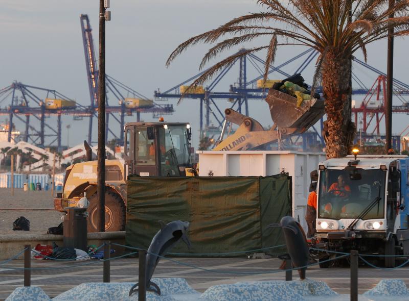 Fotos: Labores de limpieza al amanecer tras el macrobotellón de la noche de San Juan en Valencia