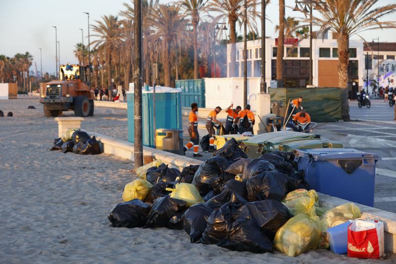 Fotos: Labores de limpieza al amanecer tras el macrobotellón de la noche de San Juan en Valencia