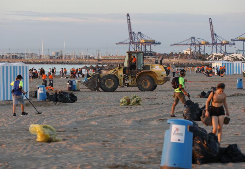 Fotos: Labores de limpieza al amanecer tras el macrobotellón de la noche de San Juan en Valencia