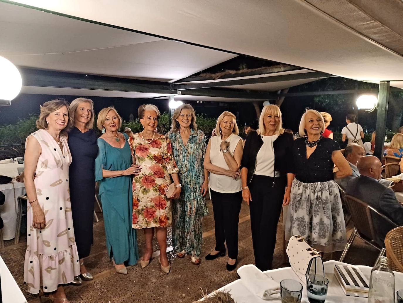 Cena de la Orden del Santo Sepulcro en el Club de Tenis Valencia, Lucia Zaragoza, Paz Olmos, Mercedes Fillol, Marisa Marín, Maribel Molins, Ana M.Lamas, Mercedes Hermosilla y Paqui Sauri.