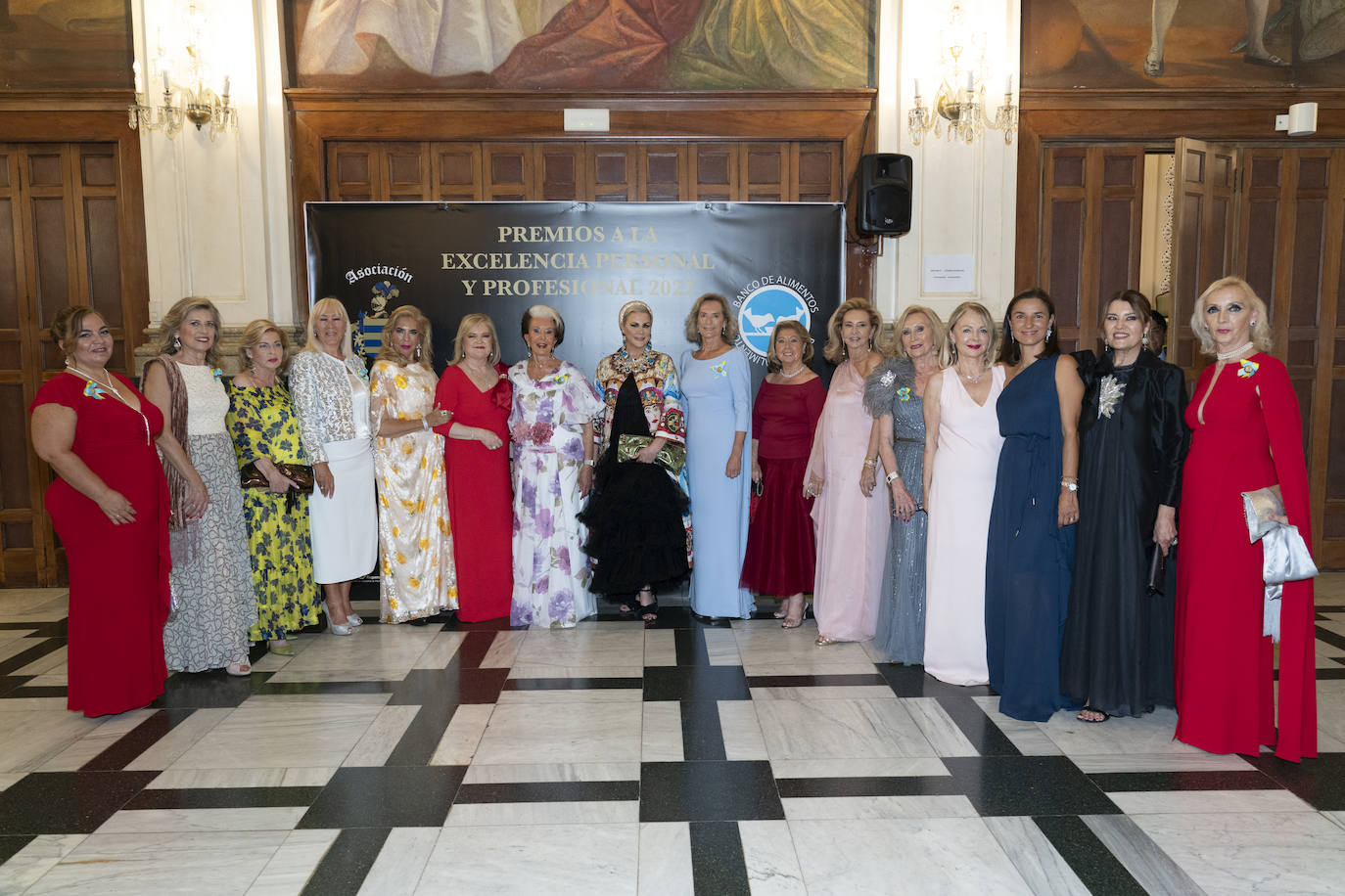 La gala de la Orden del Querer Saber ha reunido vestidos de gala a la alta sociedad valenciana.