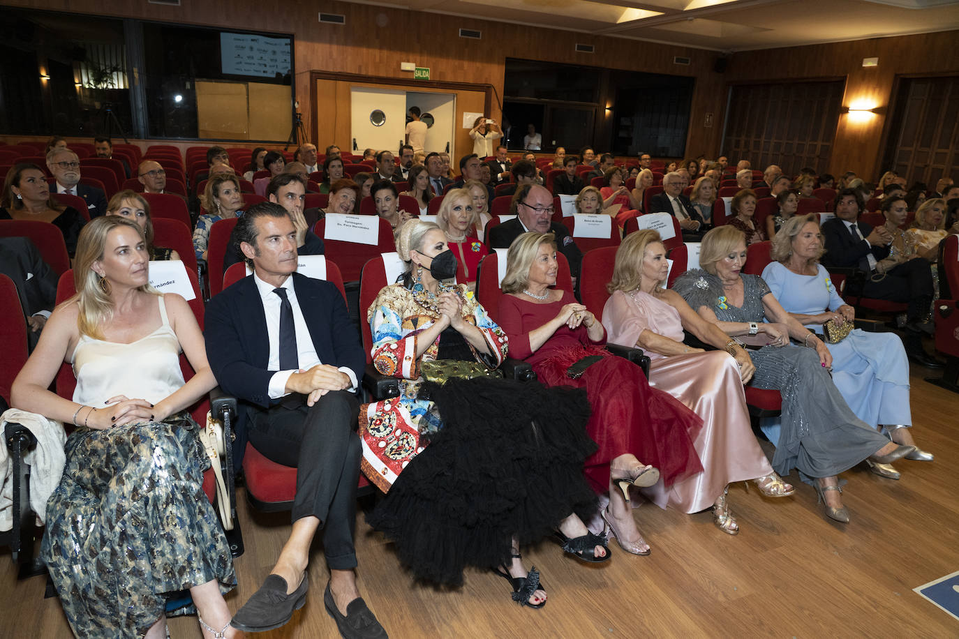 La gala de la Orden del Querer Saber ha reunido vestidos de gala a la alta sociedad valenciana.