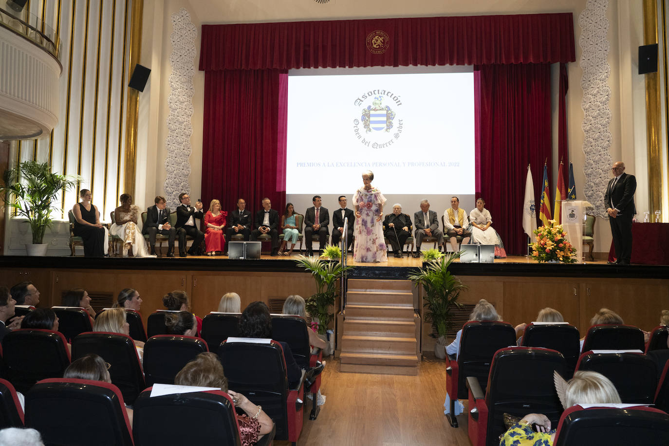 La gala de la Orden del Querer Saber ha reunido vestidos de gala a la alta sociedad valenciana.