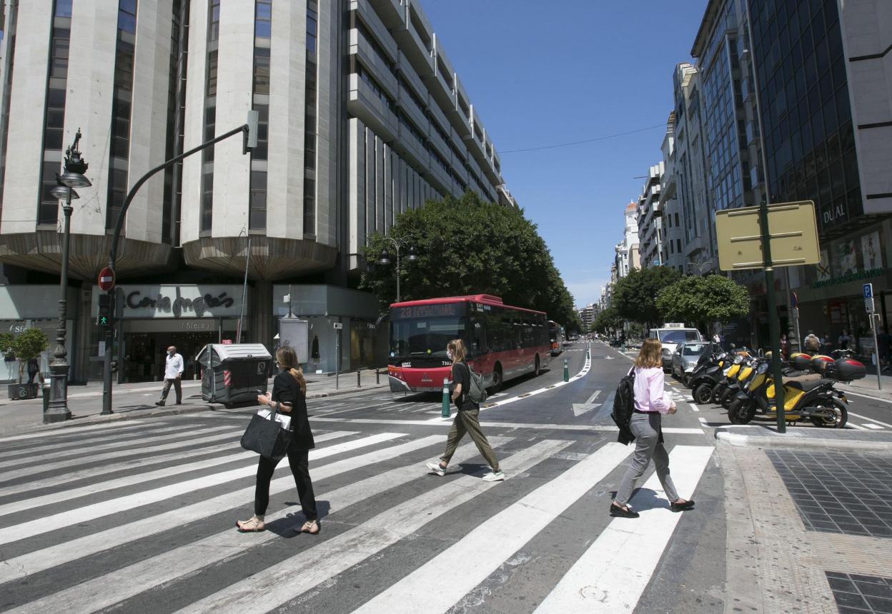 Paso de peatones en la calle Colón. damián torres