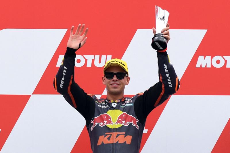 Augusto Fernández celebra en el podio su victoria en el Gran Premio de los Países Bajos.