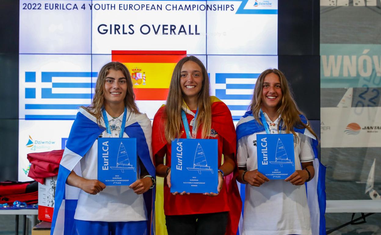 Irene de Tomas, posando en lo alto del podio como campeona del Campeonato de Europa ILCA 4. 