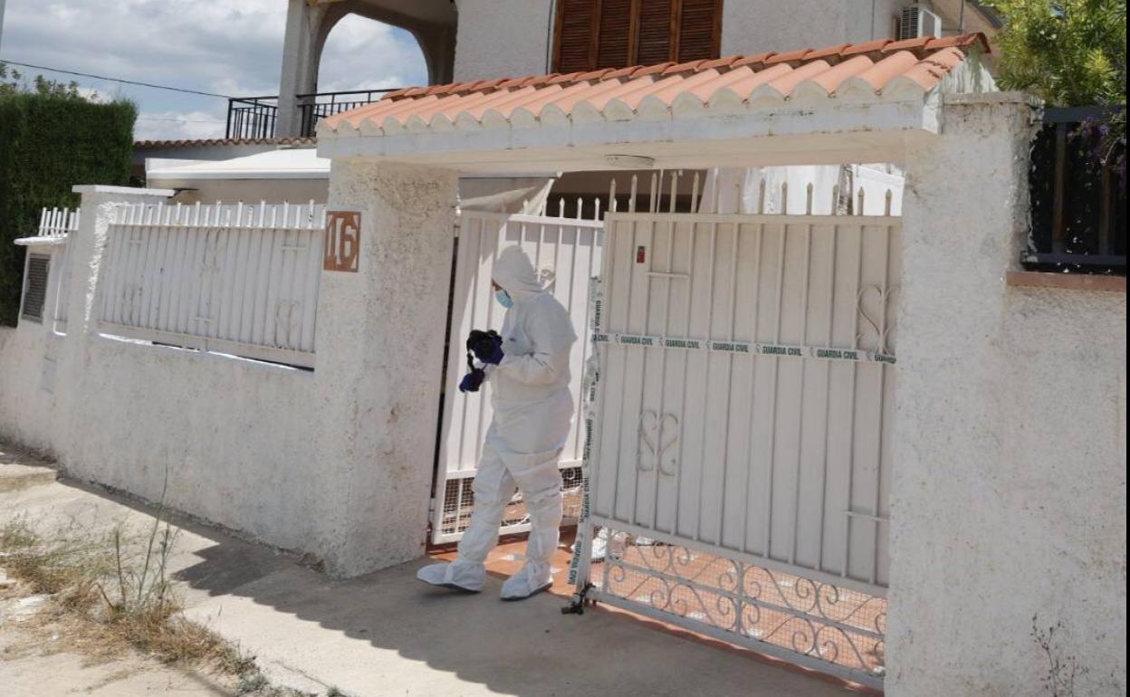 Un agente de la Guardia Civil durante la investigación este domingo en Llíria. 