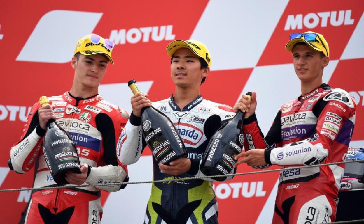 Guevara, Sasaki y García Dols, en el podio de Assen. 