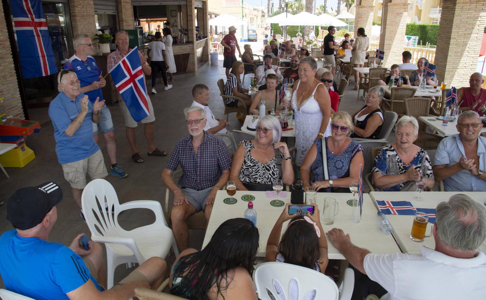 Islandeses celebran su Día Nacional en un local situado en Playa Flamenca, en Orihuela Costa. 