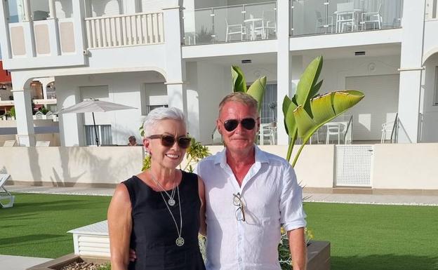 PetraThorsdottir y Oli Thorarinsson, en la urbanización de Quesada donde residen desde hace dos años. 