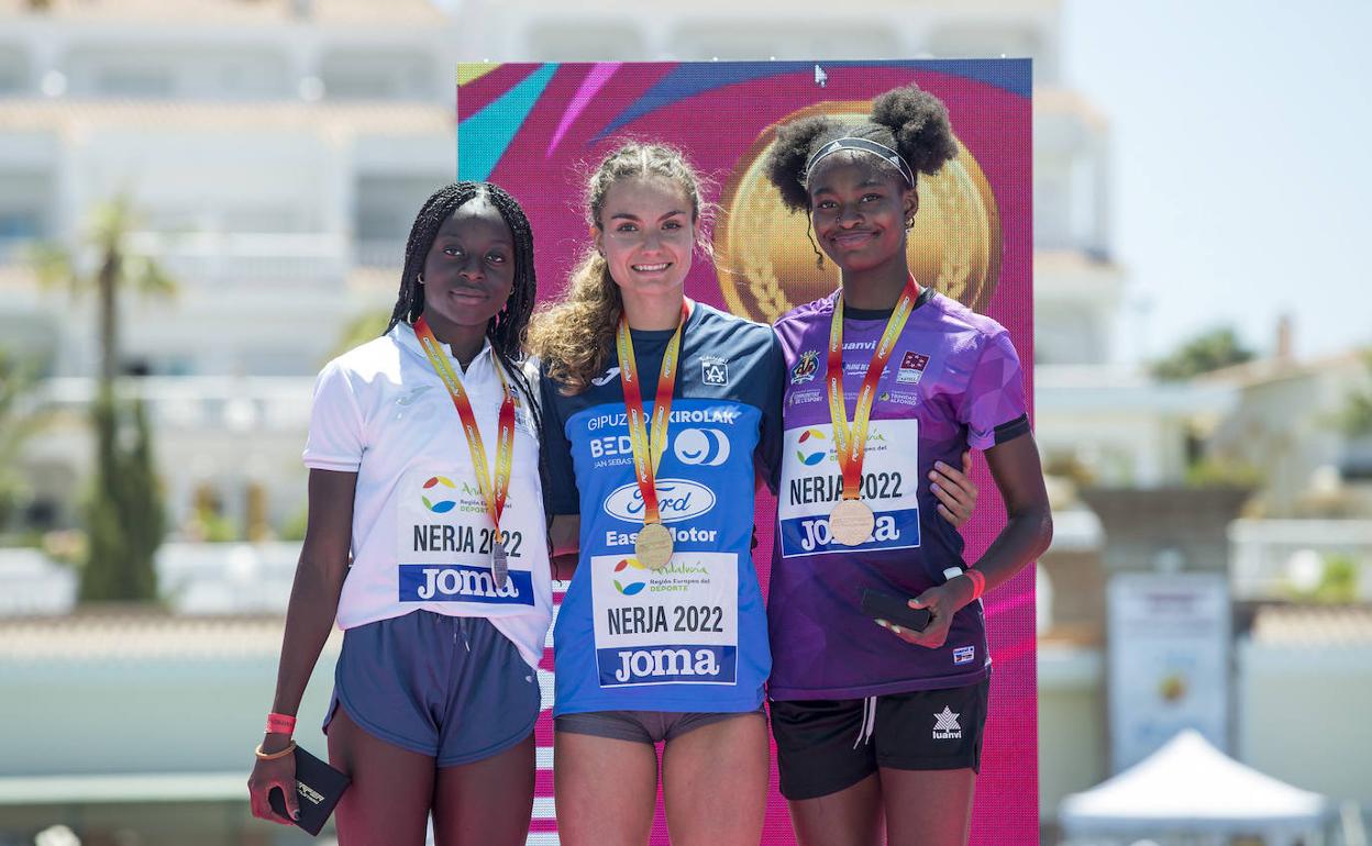 Yankey, a la izquierda, en el podio del concurso de longitud. 