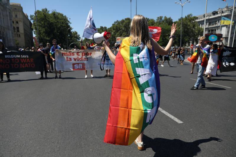 Las banderas arcoíris del orgullo y carteles como «Ni Putin ni OTAN» parecen rejuvenecer una manifestación donde son mayoría los sexagenarios.
