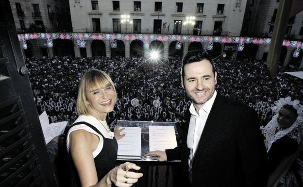 Luis Miguel Seguí y Antonia San Juan dan el pregón de hogueras de Alicante en 2013.