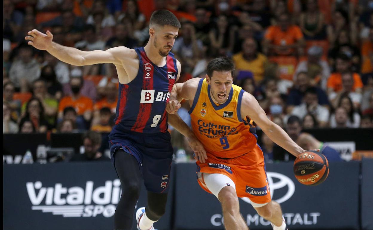 Van Rossom encara a Marinkovic durante el playoff de la ACB. 